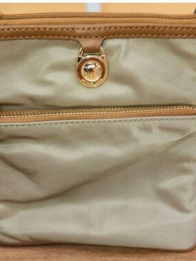 Cartera  muy bonita MK